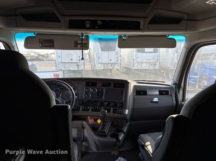 image for item EJ3230 2015 Kenworth T680 semi truck