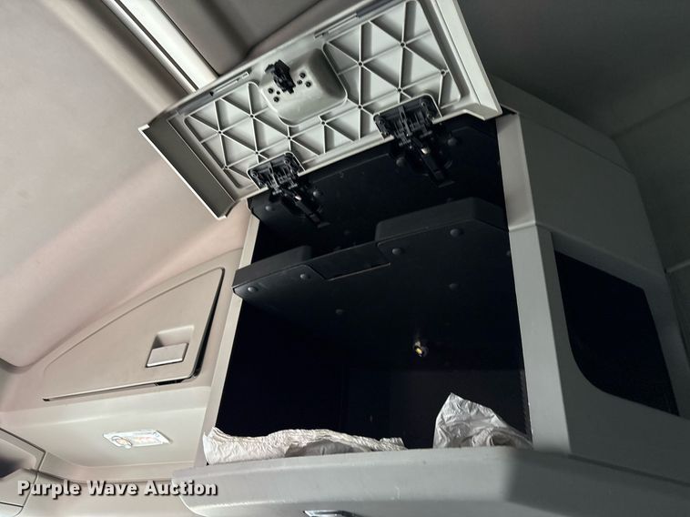 image for item EJ3230 2015 Kenworth T680 semi truck