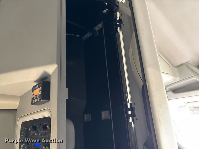 image for item EJ3230 2015 Kenworth T680 semi truck