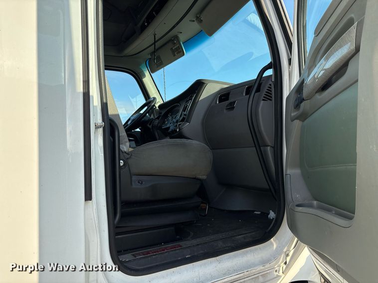 image for item EJ3230 2015 Kenworth T680 semi truck