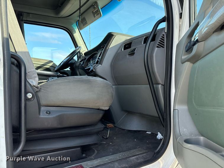 image for item EJ3230 2015 Kenworth T680 semi truck