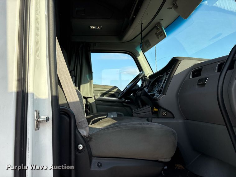 image for item EJ3230 2015 Kenworth T680 semi truck