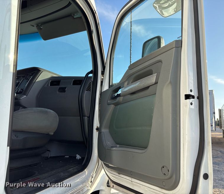 image for item EJ3230 2015 Kenworth T680 semi truck