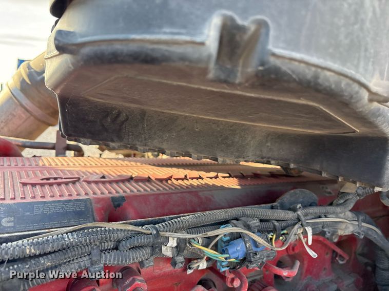 image for item EJ3230 2015 Kenworth T680 semi truck