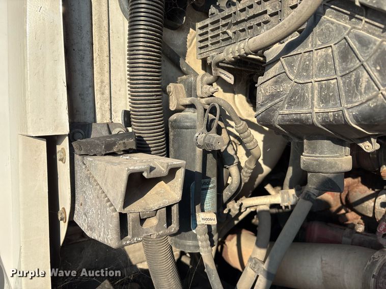 image for item EJ3230 2015 Kenworth T680 semi truck