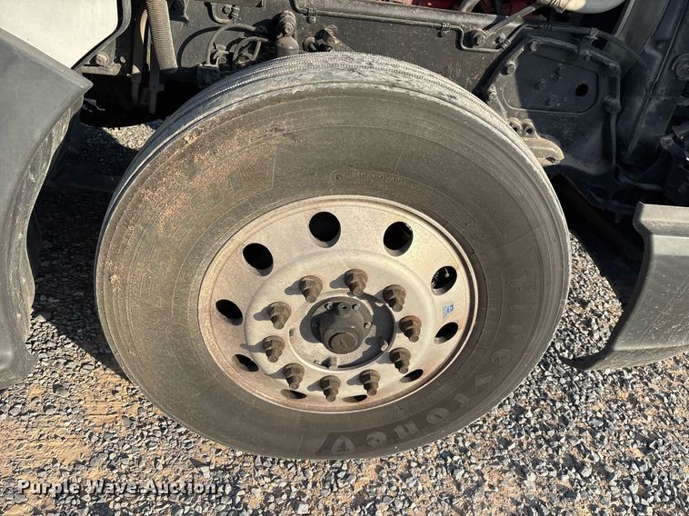 image for item EJ3230 2015 Kenworth T680 semi truck