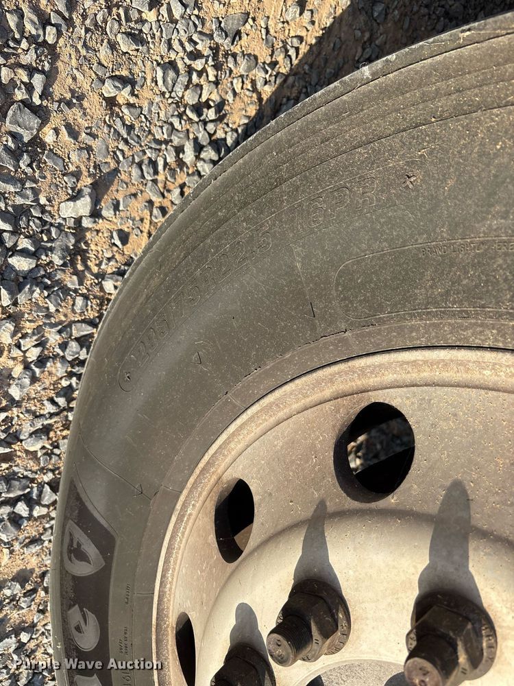 image for item EJ3230 2015 Kenworth T680 semi truck