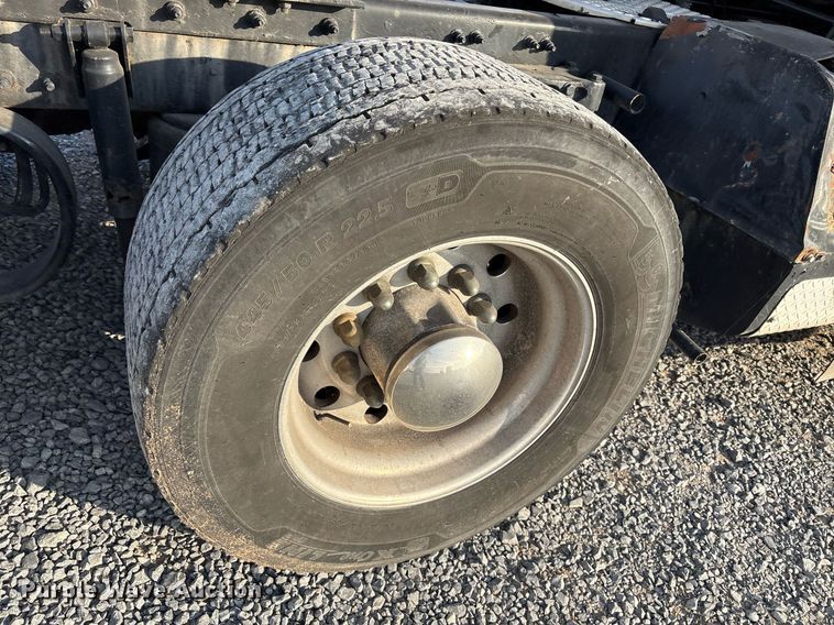 image for item EJ3230 2015 Kenworth T680 semi truck