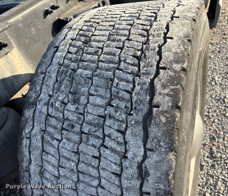 image for item EJ3230 2015 Kenworth T680 semi truck