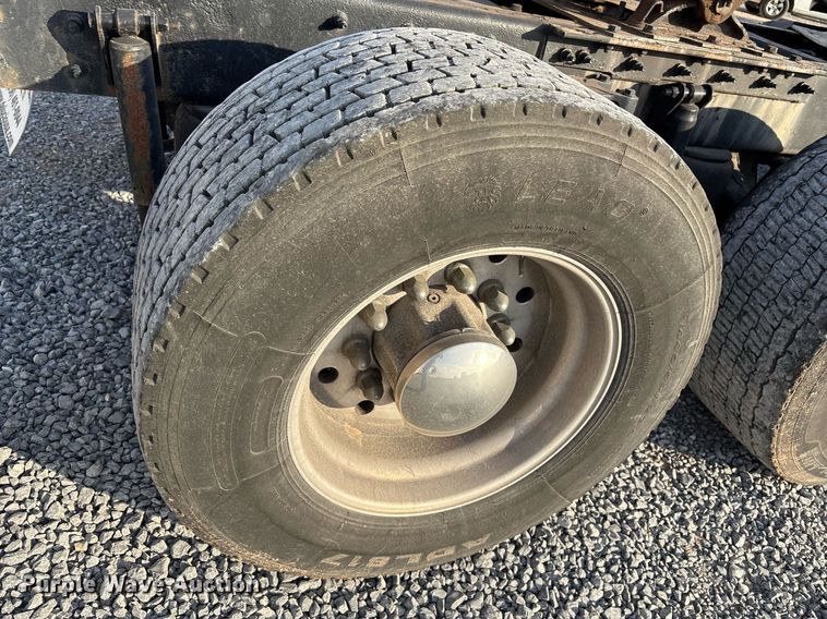 image for item EJ3230 2015 Kenworth T680 semi truck