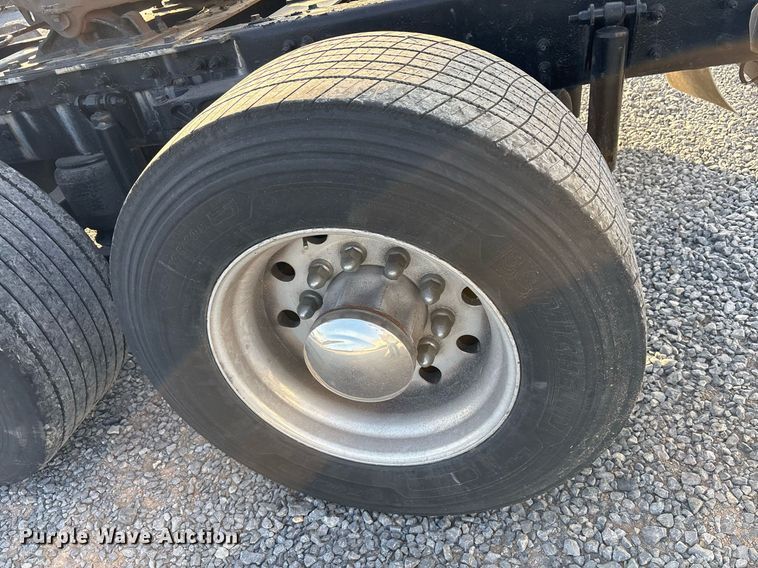 image for item EJ3230 2015 Kenworth T680 semi truck