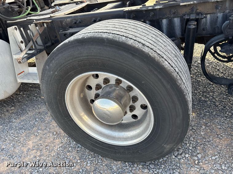 image for item EJ3230 2015 Kenworth T680 semi truck