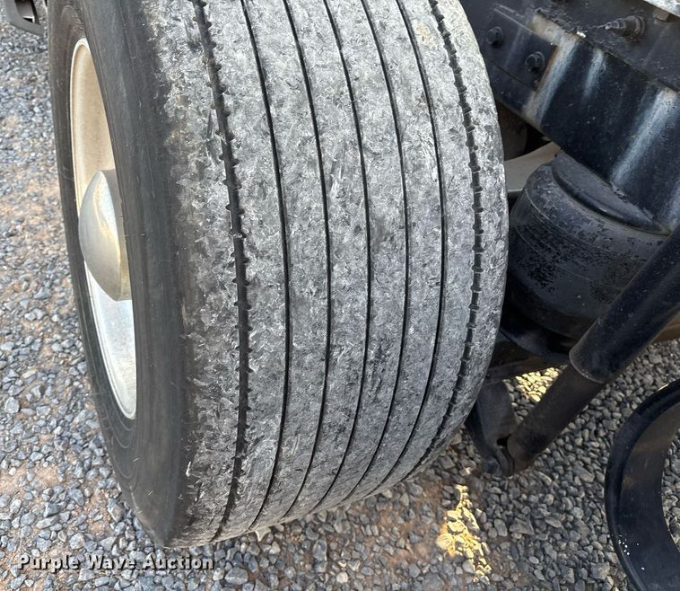 image for item EJ3230 2015 Kenworth T680 semi truck