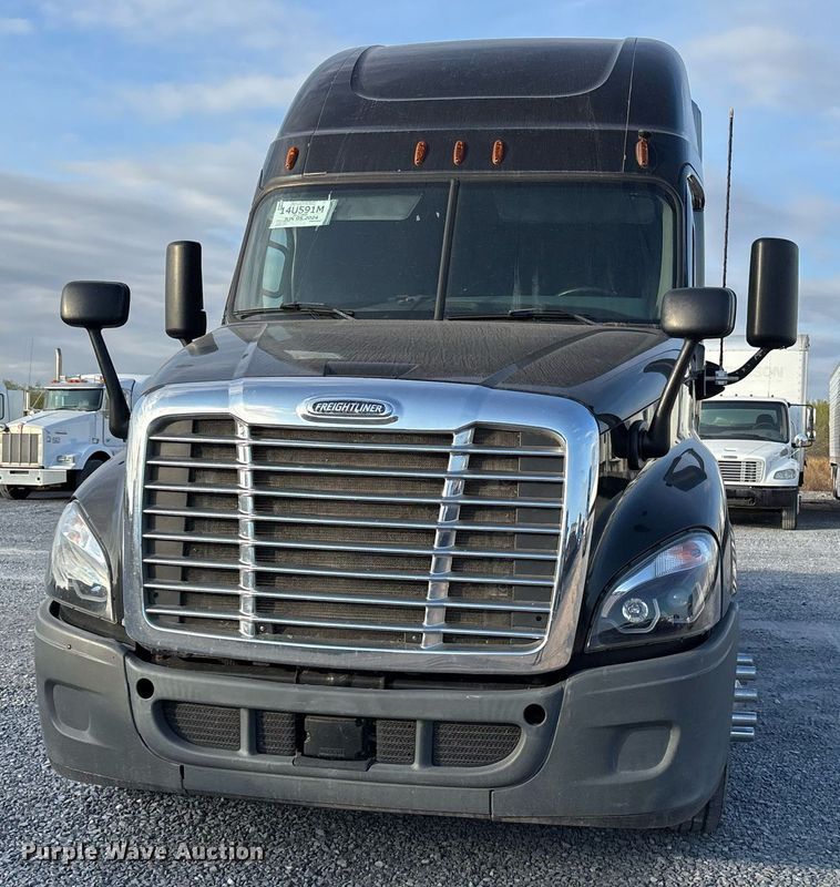 image for item EJ3231 2015 Freightliner Cascadia Evolution semi truck