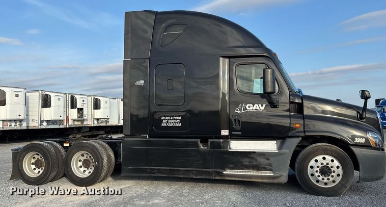 image for item EJ3231 2015 Freightliner Cascadia Evolution semi truck