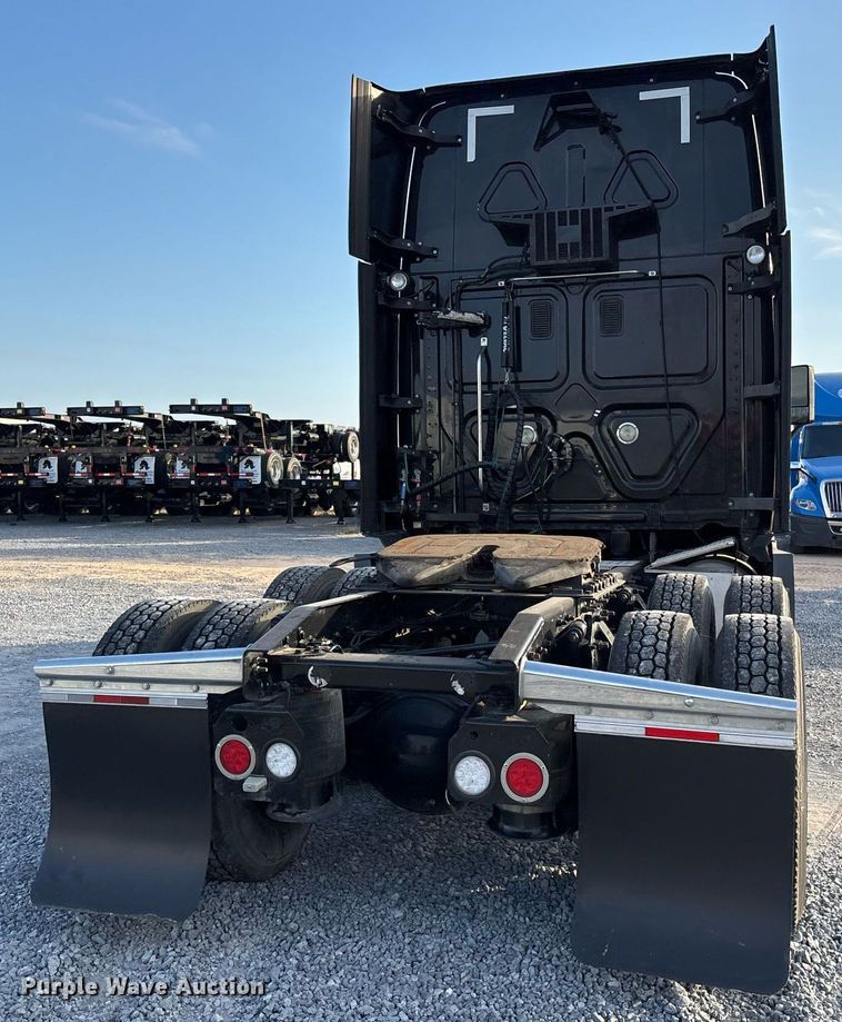 image for item EJ3231 2015 Freightliner Cascadia Evolution semi truck