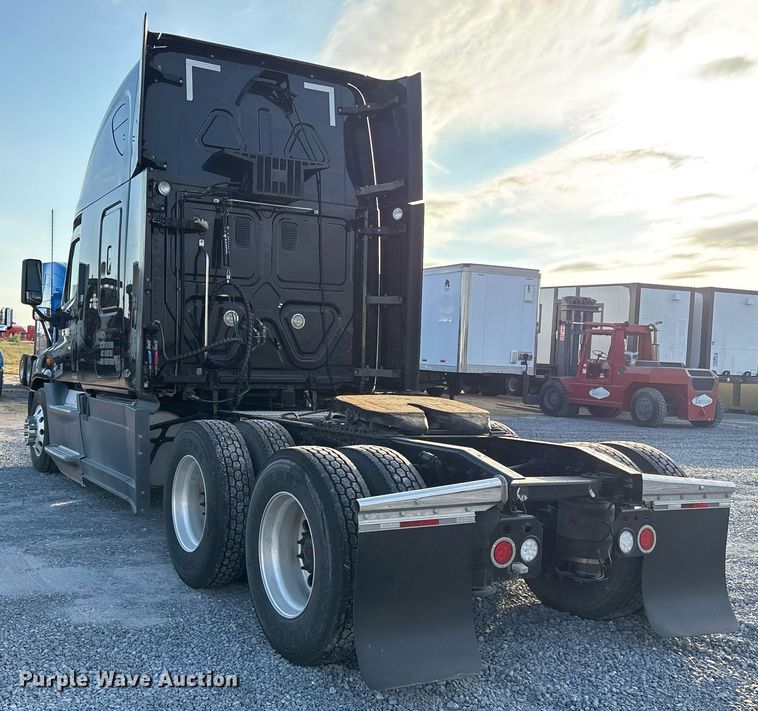 image for item EJ3231 2015 Freightliner Cascadia Evolution semi truck