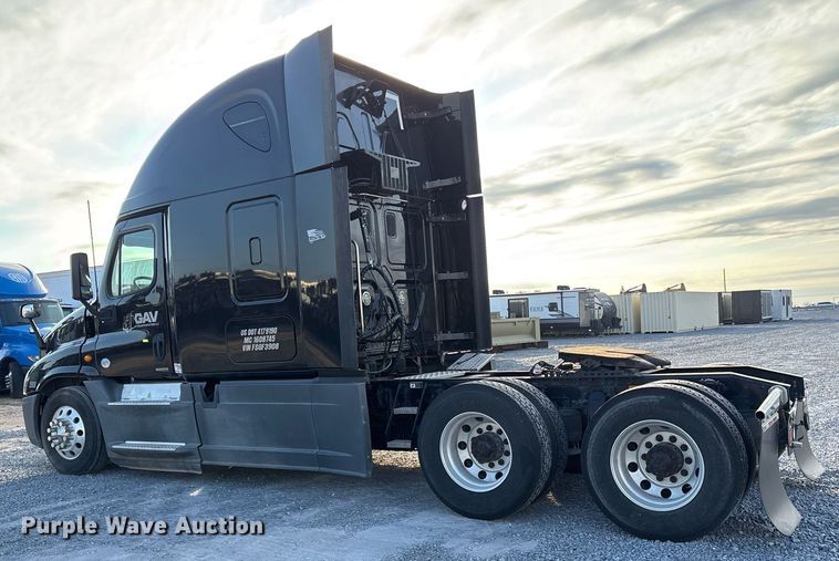 image for item EJ3231 2015 Freightliner Cascadia Evolution semi truck