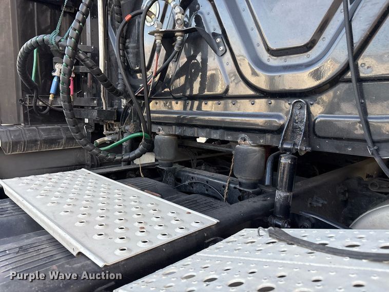 image for item EJ3231 2015 Freightliner Cascadia Evolution semi truck