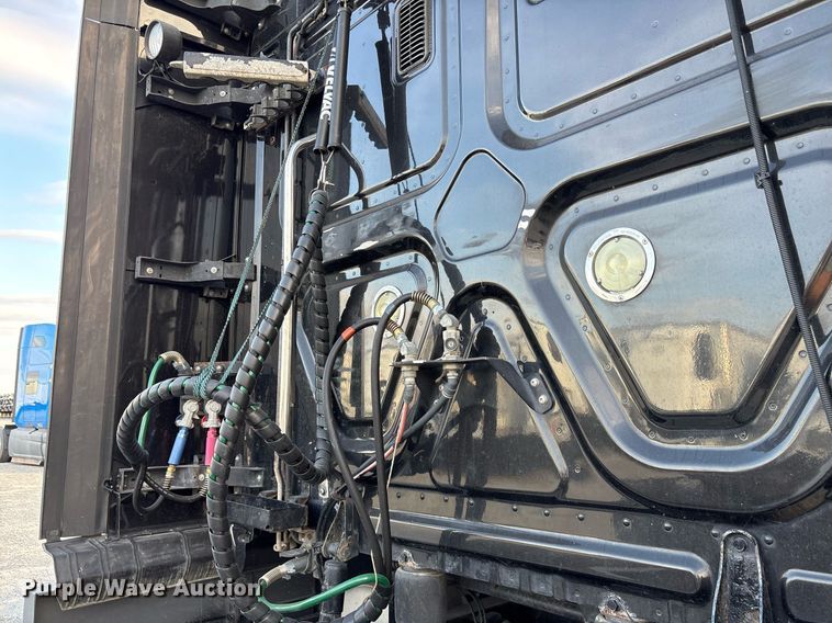 image for item EJ3231 2015 Freightliner Cascadia Evolution semi truck