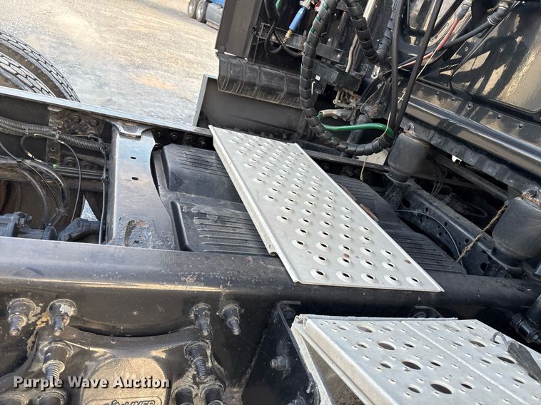 image for item EJ3231 2015 Freightliner Cascadia Evolution semi truck