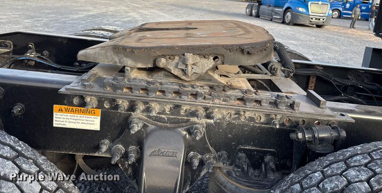 image for item EJ3231 2015 Freightliner Cascadia Evolution semi truck