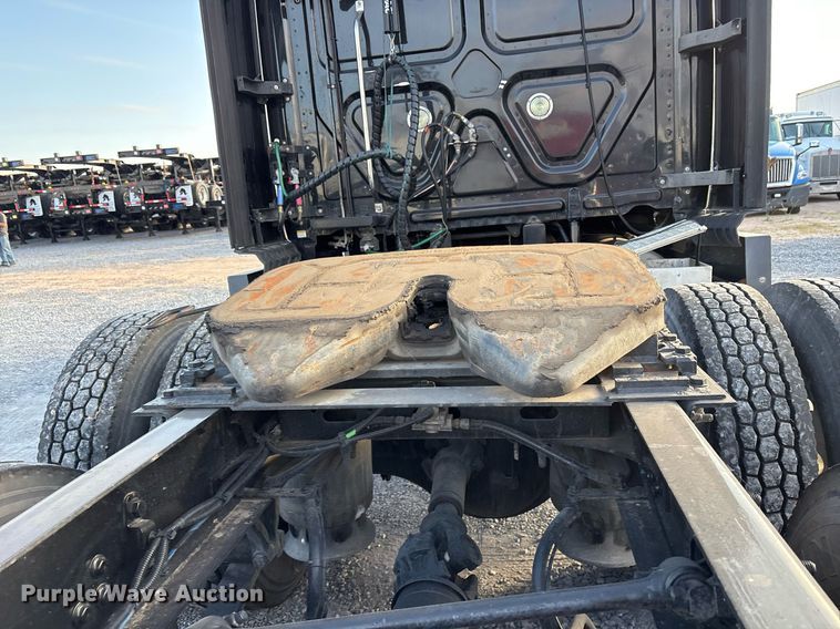 image for item EJ3231 2015 Freightliner Cascadia Evolution semi truck