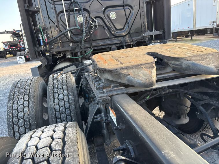 image for item EJ3231 2015 Freightliner Cascadia Evolution semi truck