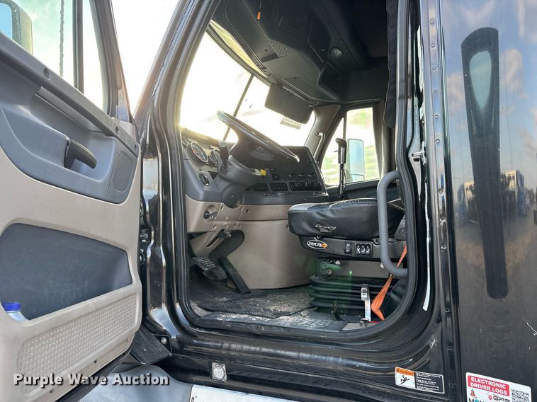 image for item EJ3231 2015 Freightliner Cascadia Evolution semi truck