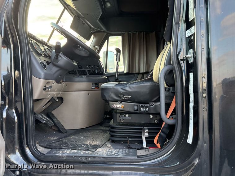 image for item EJ3231 2015 Freightliner Cascadia Evolution semi truck