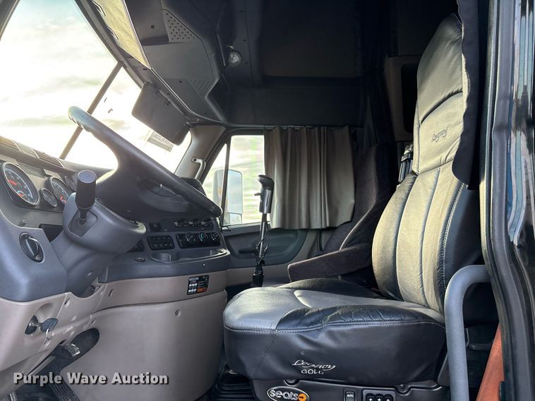 image for item EJ3231 2015 Freightliner Cascadia Evolution semi truck