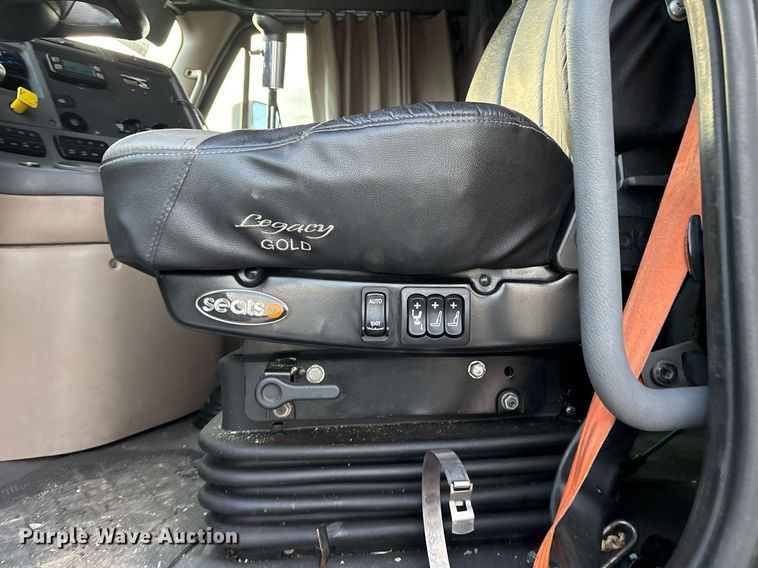 image for item EJ3231 2015 Freightliner Cascadia Evolution semi truck