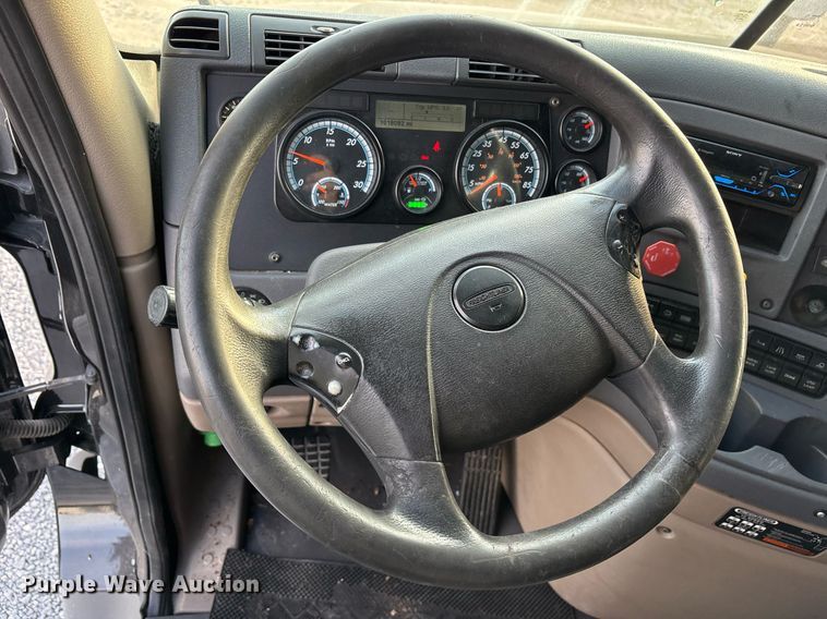 image for item EJ3231 2015 Freightliner Cascadia Evolution semi truck