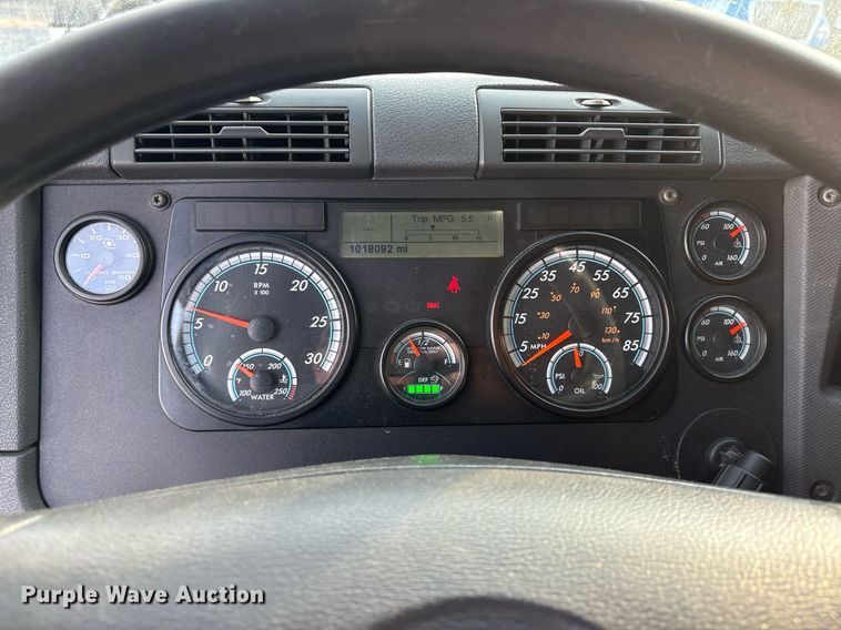 image for item EJ3231 2015 Freightliner Cascadia Evolution semi truck