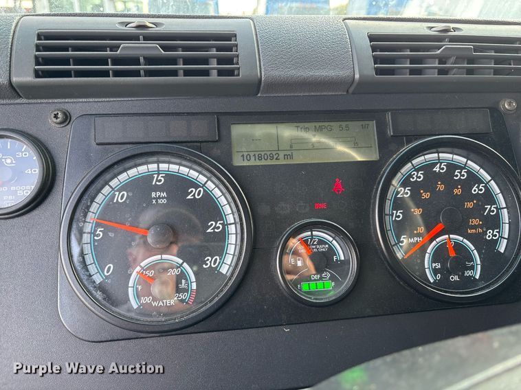 image for item EJ3231 2015 Freightliner Cascadia Evolution semi truck