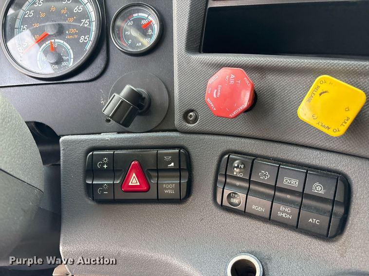 image for item EJ3231 2015 Freightliner Cascadia Evolution semi truck