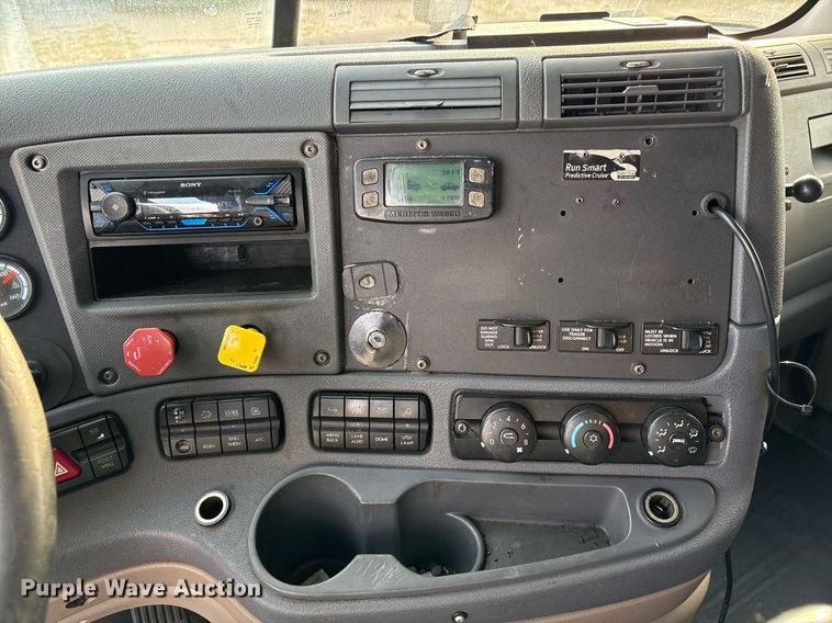 image for item EJ3231 2015 Freightliner Cascadia Evolution semi truck