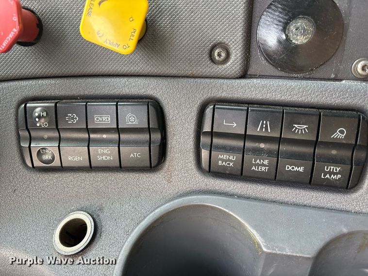 image for item EJ3231 2015 Freightliner Cascadia Evolution semi truck