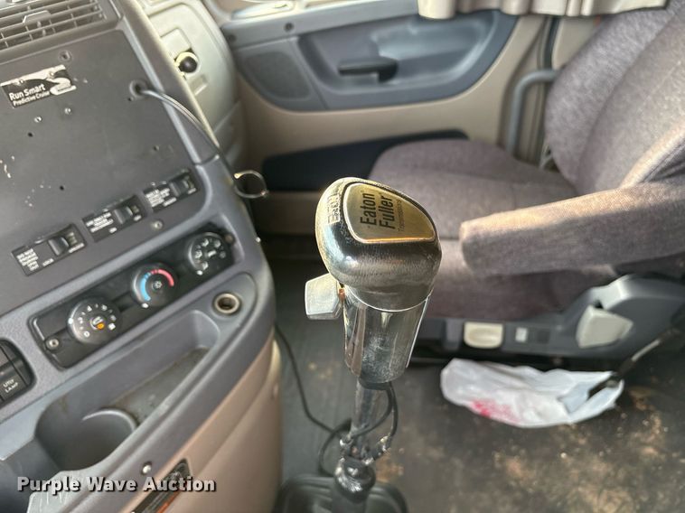 image for item EJ3231 2015 Freightliner Cascadia Evolution semi truck