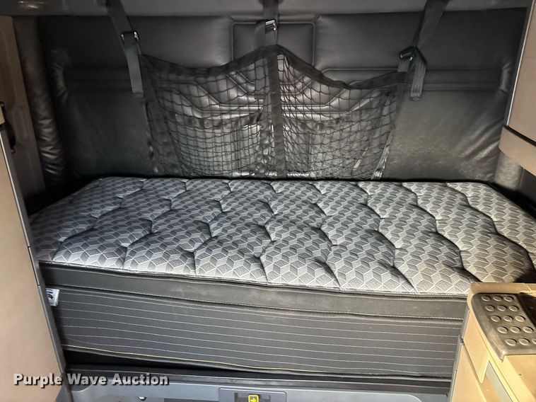 image for item EJ3231 2015 Freightliner Cascadia Evolution semi truck