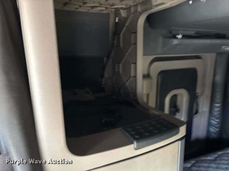 image for item EJ3231 2015 Freightliner Cascadia Evolution semi truck