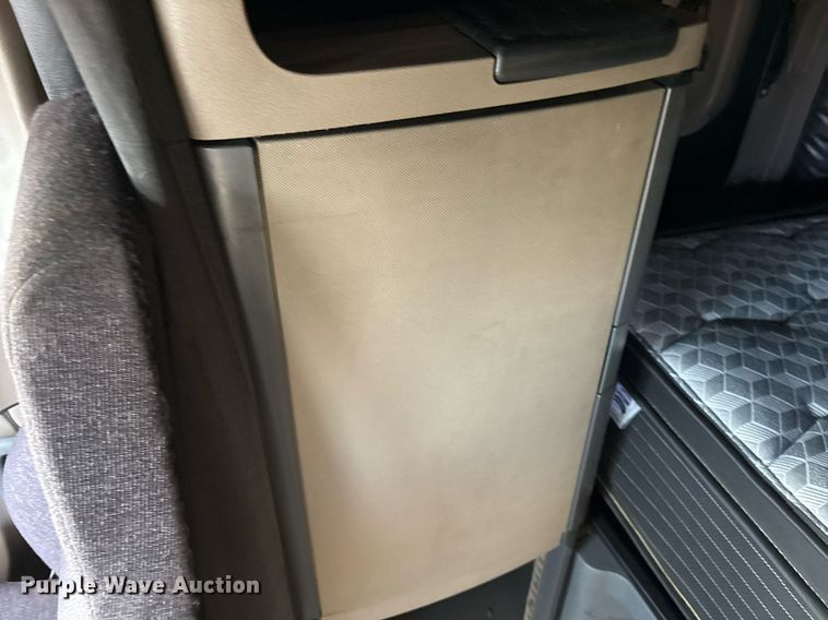 image for item EJ3231 2015 Freightliner Cascadia Evolution semi truck