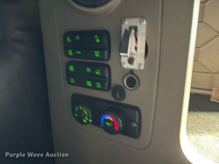 image for item EJ3231 2015 Freightliner Cascadia Evolution semi truck