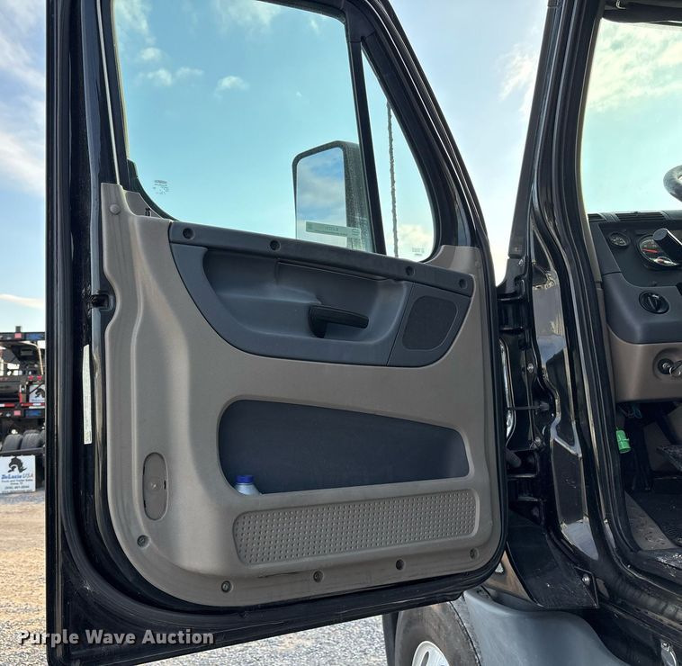 image for item EJ3231 2015 Freightliner Cascadia Evolution semi truck