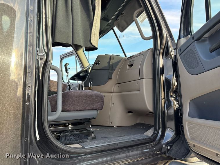 image for item EJ3231 2015 Freightliner Cascadia Evolution semi truck