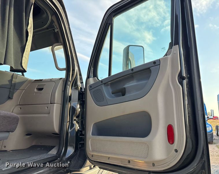 image for item EJ3231 2015 Freightliner Cascadia Evolution semi truck