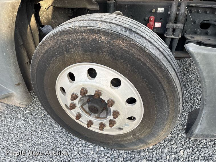 image for item EJ3231 2015 Freightliner Cascadia Evolution semi truck