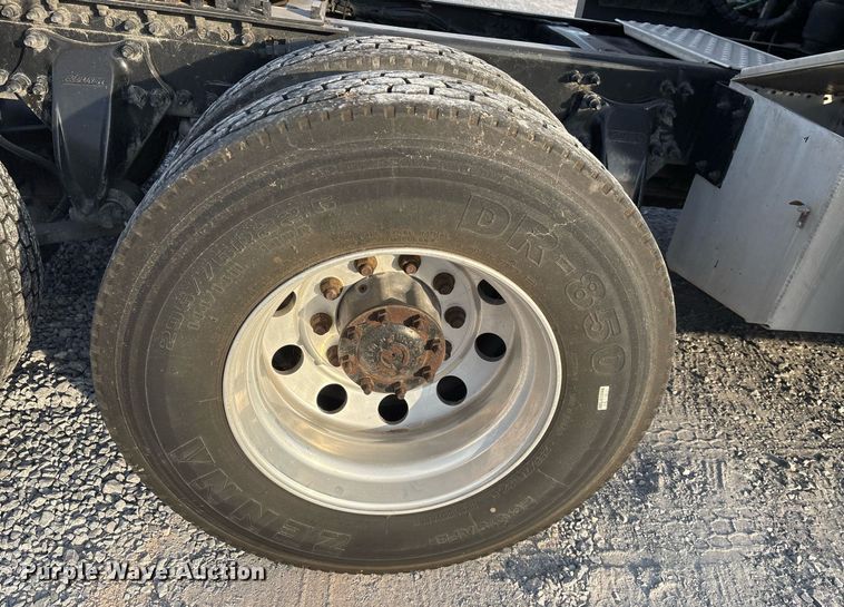 image for item EJ3231 2015 Freightliner Cascadia Evolution semi truck