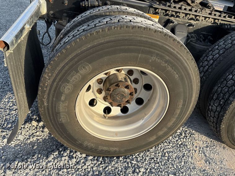 image for item EJ3231 2015 Freightliner Cascadia Evolution semi truck