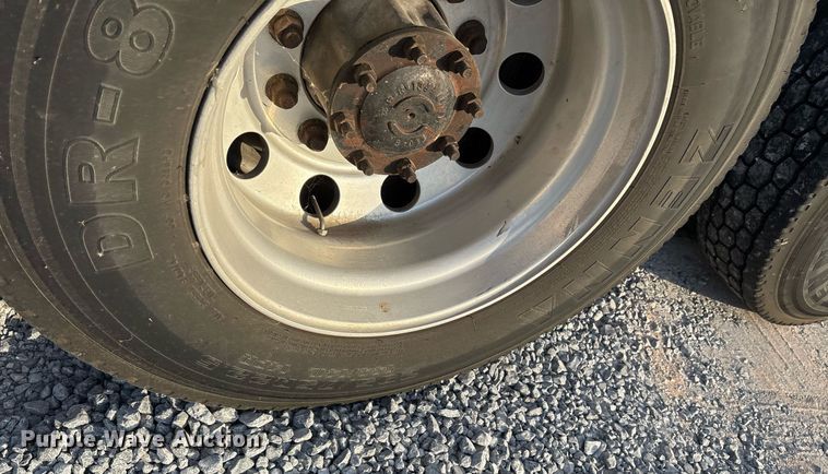 image for item EJ3231 2015 Freightliner Cascadia Evolution semi truck